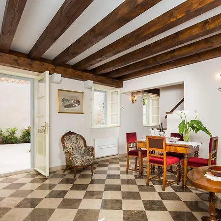 度假居 城墙度假屋 *