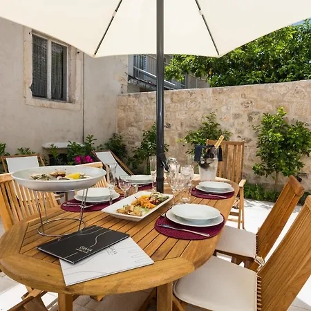 度假居 城墙度假屋 *