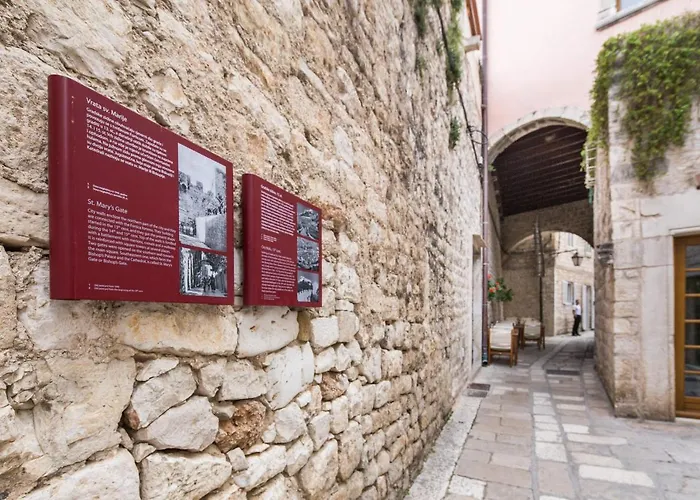 Holiday City Walls *