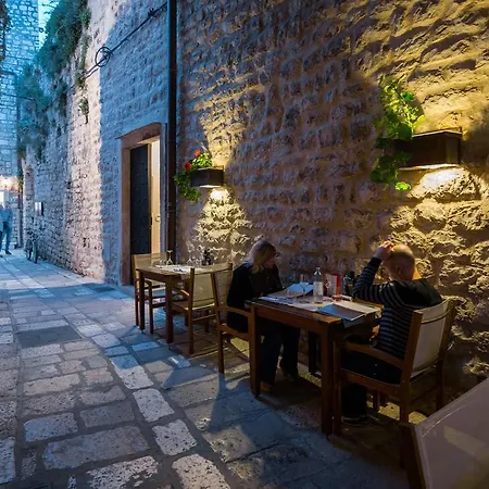 Walls Hvar Town